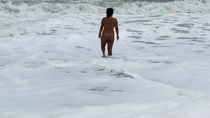 OnlyFans TanlinesNGoodTimes – 拉丁裔少女海浪中裸体