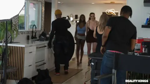 Abigaiil Morris & Baby Gemini en studio pour un Sneaky Link