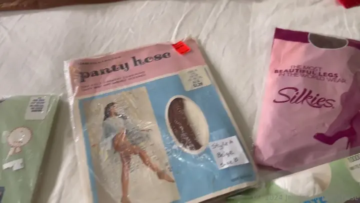 Jessica in haar kousen – Blondine met lange benen showt zichzelf in winkel