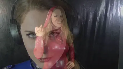 Alina e Marusia em Cena de Natal CatsuitModel