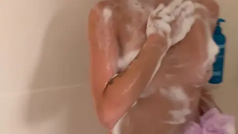 sagexdiogo OnlyFans – SagexDiogo – Getting Cleaned Up [2024-07-11]