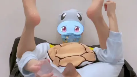 Petite asiatique en costumes Pokémon se fait plaisir