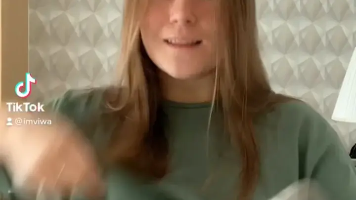 Garota de Câmera – Loira Magra se Despir e Fala