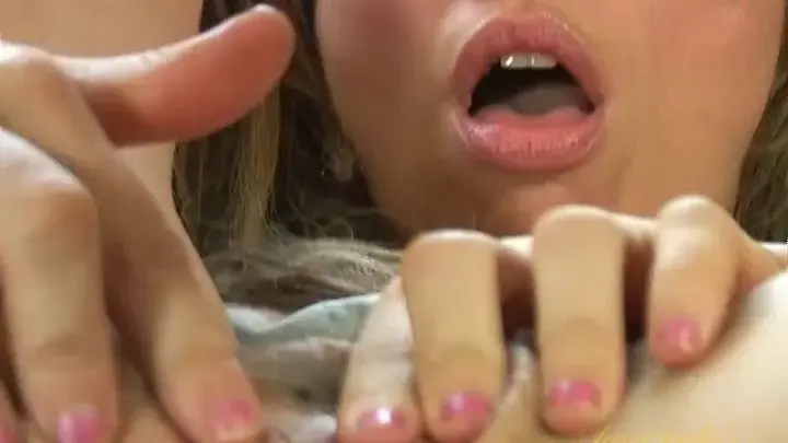 クロエ フレンチ – クロエを汚い雑誌で興奮させる (パート3)