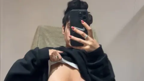 Aria Khan 自慰与自拍