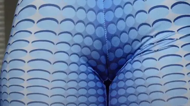 蓝鳞紧身衣黑发女孩窗边秀翘臀