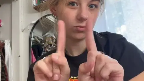 Adolescente rubia con piercing y tatuaje folla fuerte