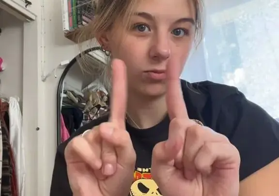 Adolescente rubia con piercing y tatuaje folla duro