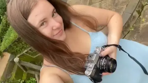 webgirl – Girl Solo Outdoor Garden Selfie Tour