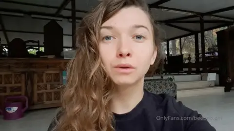 beeboo girl – sweet Sunday kisses, cozy day, purple watering can selfi