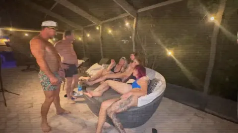 Частность Чарли в групповом сексе