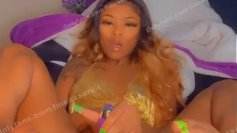 fineassariiii – Thick Black Curvy Milf Jerking Off With Dildo