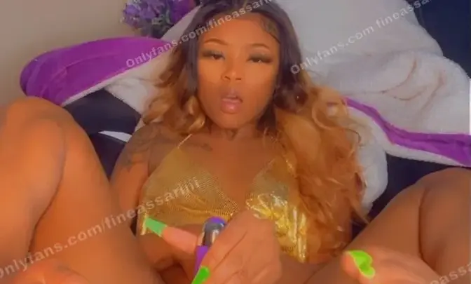 fineassariiii – Thick Black Curvy Milf Jerking Off With Dildo