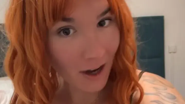 شابة حمراء الشعر مع وشم على الذراع تعطي مص العضو