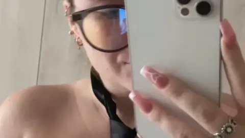 webgirl – Girl in Glasses Topless Solo Selfie