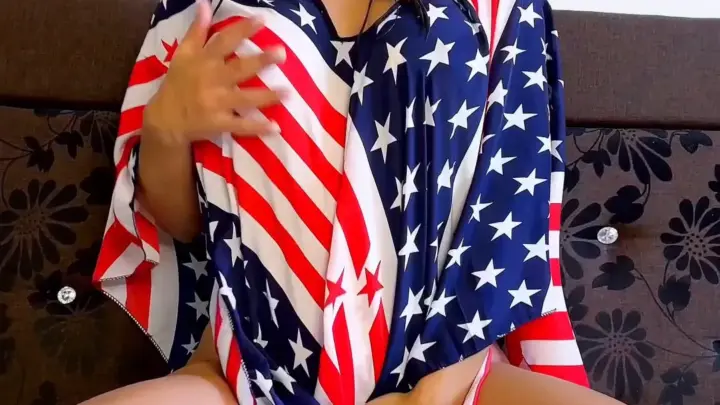 mywetteva – 拉丁裔女孩美国国旗衫床上挑逗