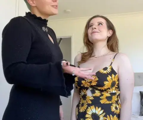 Concorso di mano che regge kitthebeefcake