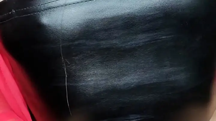 Natalie Night Wolf en ropa de cuero roja