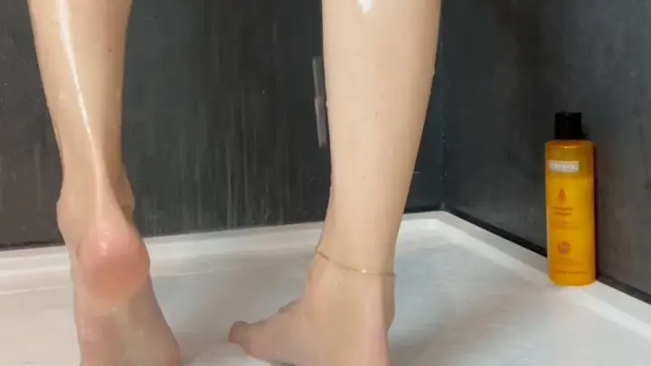 the bella vibe vip – shower solo with gold ankle bracelet