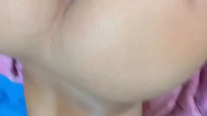 VVOF OnlyFans – Brunette tatouée montre ses aisselles dans chambre