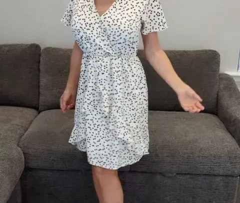 Stella OF 2024 12 06: Sadie con Vestido Blanco con Corazones y Tacones Rojos