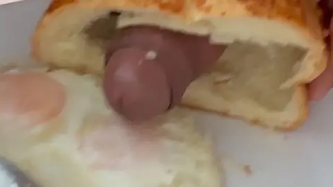 VVOF OnlyFans: uomo nero si masturba in cucina