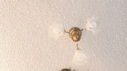 Пышная белая девушка с проколотым носом трахает себя