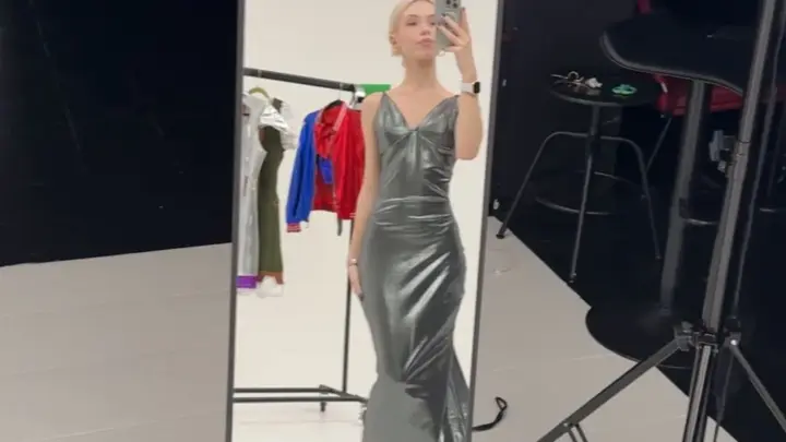 Mia Bluebird – Gümüş Elbise Selfie Sahne