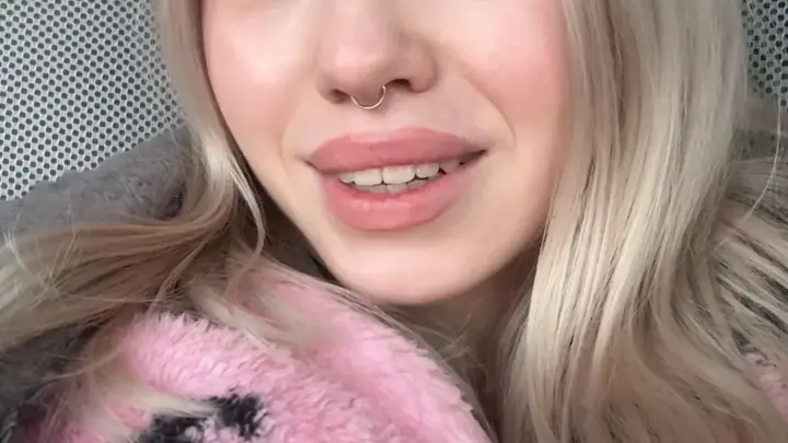 Blonde tiener (20s) neemt selfie close-up