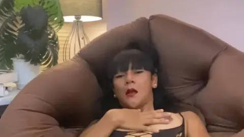 Chica asiática con pezones perforados se masturba sola