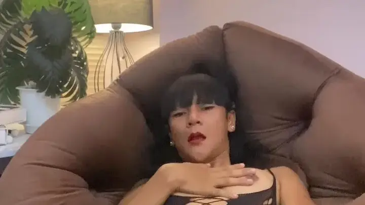 Jeune asiatique aux tétons percés se masturbe seule