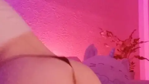 Тонкая белая девушка с тату обнажает грудь и попу