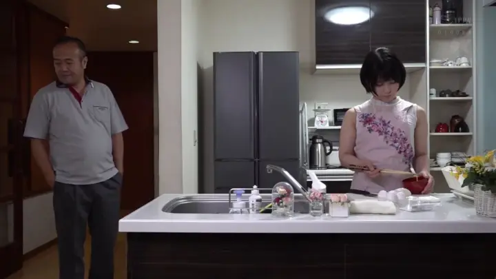 Asyalı kadın iki erkekle yakınlaşıyor