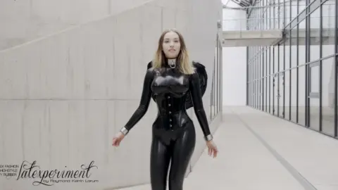 Latexperiment 2021-12-19 – Serena Frost