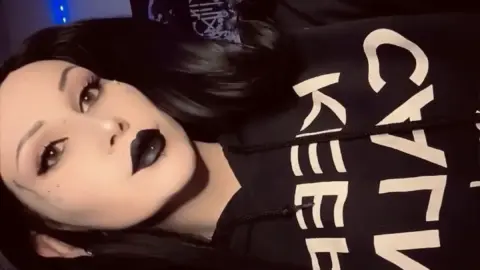 Garota Magra de Cabelos Pretos Brinca com Vibrador Rosa