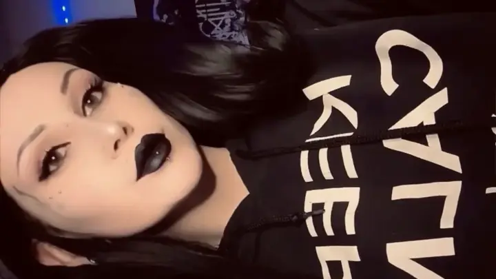 Garota Magra de Cabelos Pretos Brinca com Vibrador Rosa