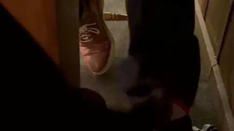 Twee blanke jongens spelen met voeten op kantoor