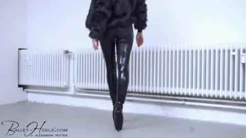 Latexperiment 2018-02-15 – Furry Latex Lady