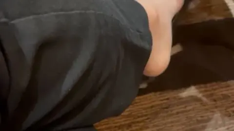 Ragazza Bianca Magra Gioca con le Dita dei Piedi in Publico