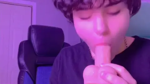 Ragazzo adolescente gioca con giocattolo erotico