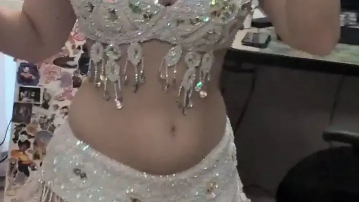 丰满白 brunette 少女 belly dance 独舞