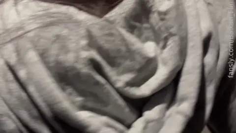 Ragazza mora fa sesso orale in bagno