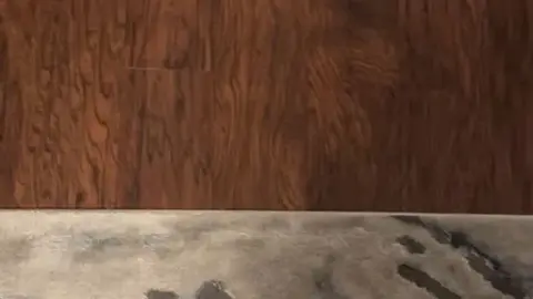 İnce 20’ler Kızı Kırmızı Yüksek Topuklu ile Oynuyor