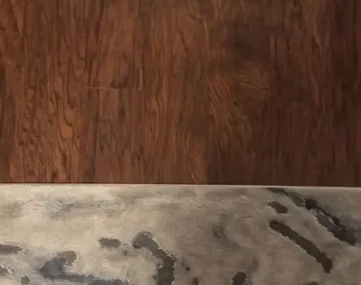 Ragazza 20enne snella gioca con tacchi rossi