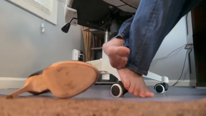 날씬한 백인 여성이 실내에서 하이힐 신는다