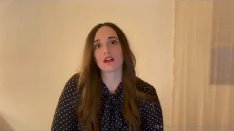 Morena se diverte sozinha