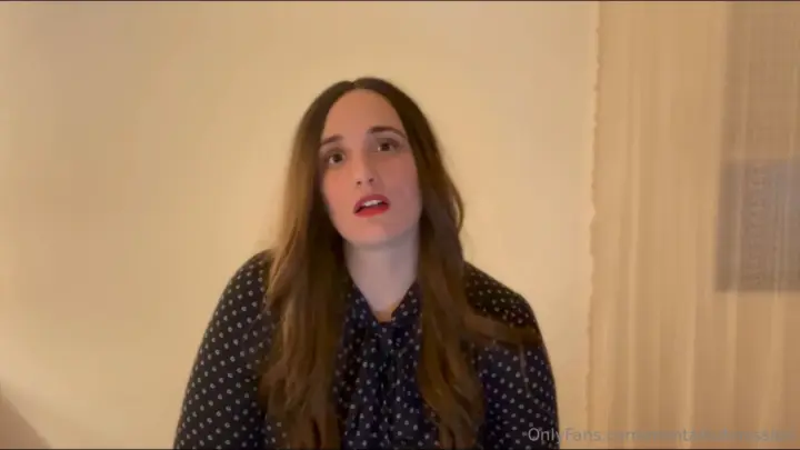 Kahverengi saçlı kız kendini tatmin ediyor