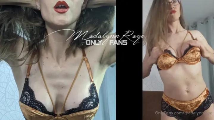 Jeune blonde ajuste son soutien-gorge, montre ses seins