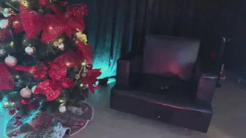 Garota magra de olhos verdes com tatuagens fode com brinquedo na noite de Natal