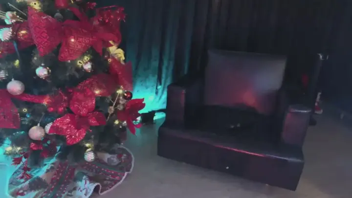 緑の目をしたスレンダーなタトゥー少女がクリスマス夜に玩具でセックス